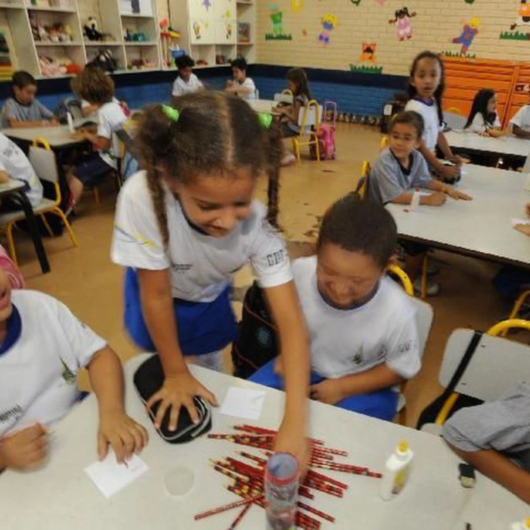 Sala de aula com alunos em atividade